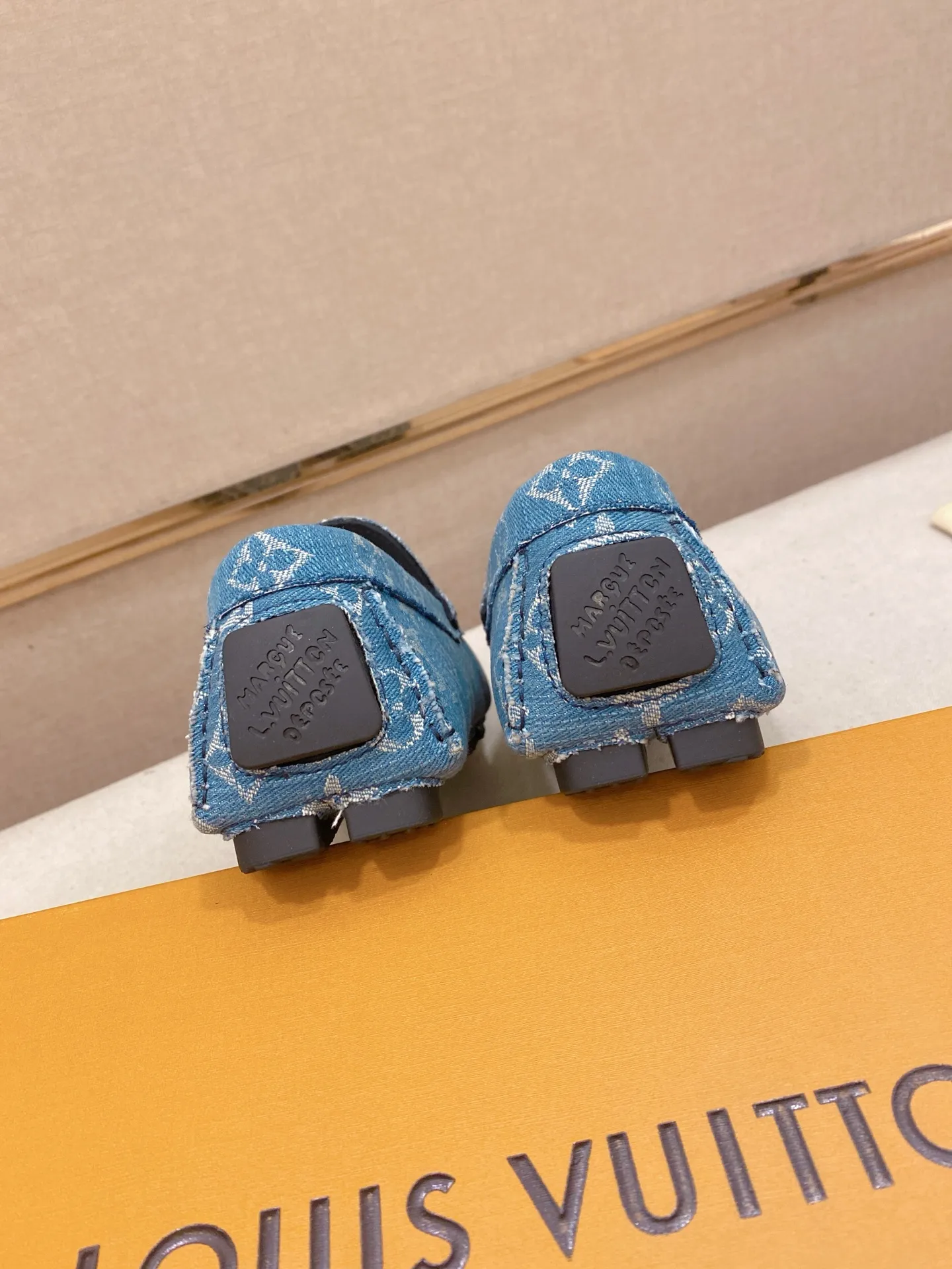 Factory price: 500💰High-end quality! LV 🆕🆕Exclusive hot-selling products in stock🔥🔥New products on the shelves, high-quality Ferragamo men's pea shoes, high-end casual driving shoes, with complete packaging! 💪 💪 Material: Imported official website one-to-one fabric 🐂 + Imported high-quality buffalo leather lining + wear-resistant outsole 👍🏻👍🏻 Features: High-end and comfortable, purely handmade 🚀 🚀 Create the perfect shoes that suit you best 🔥 🔥 Size: (38-44) 45 standard size can be customized!